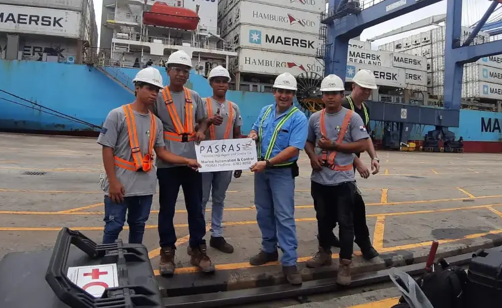 Personas trabajando ingeniería eléctrica en barco
