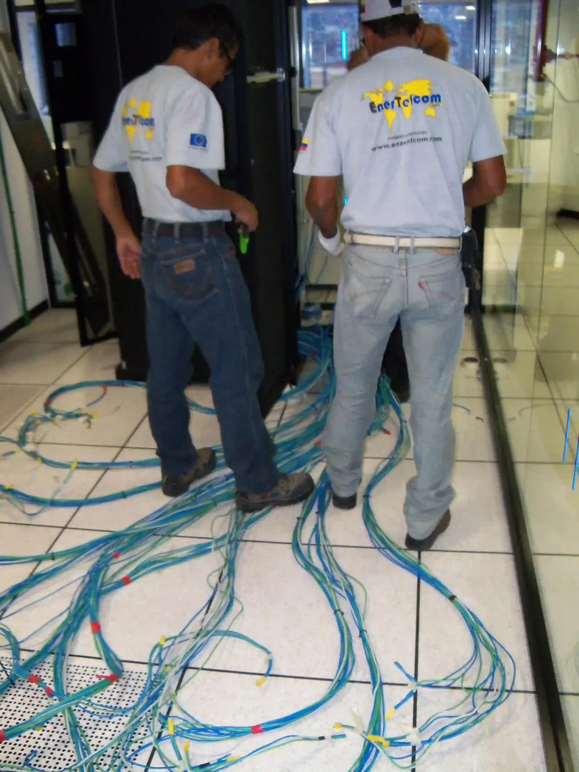 Personas Construyendo un Centro de Almacenamiento de Datos