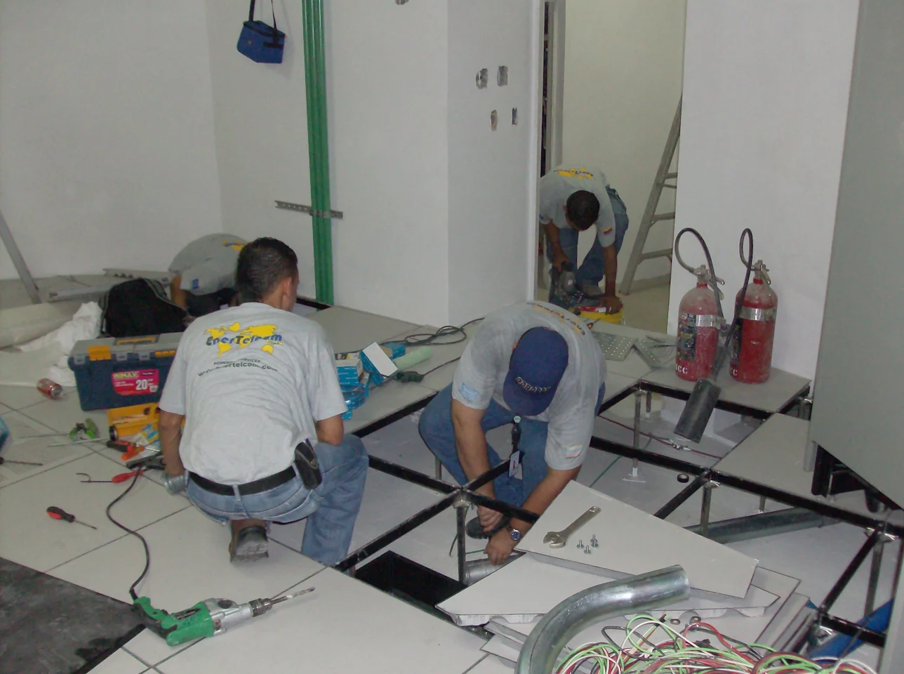 Personas Construyendo un Centro de Almacenamiento de Datos