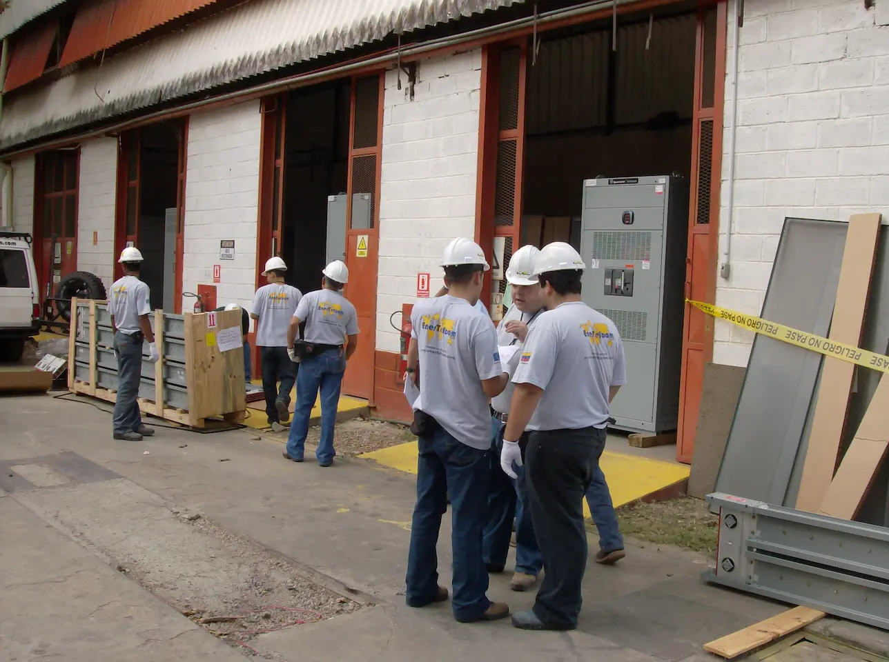 Personas construyendo un sistema eléctrico en Venezuela