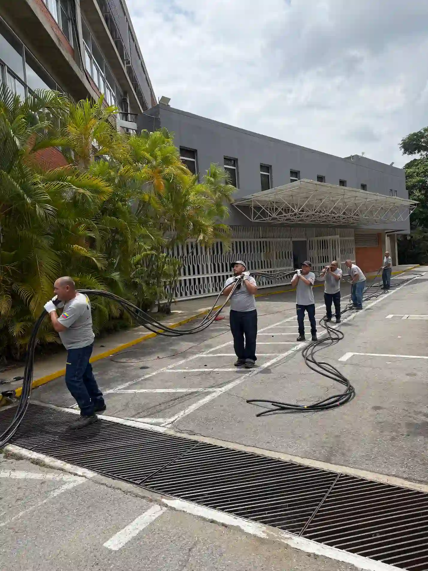 Personas construyendo un sistema eléctrico en Venezuela