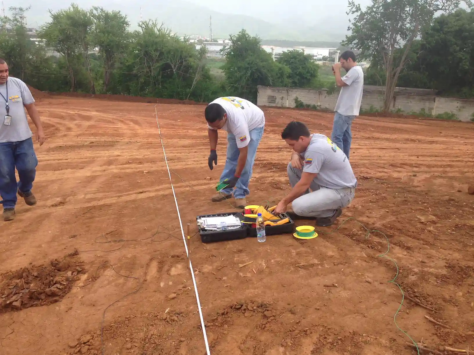 Personas haciendo Ingeniería de Sistemas de Puesta a Tierra