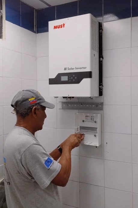 Persona haciendo la instalación de un inverter eléctrico