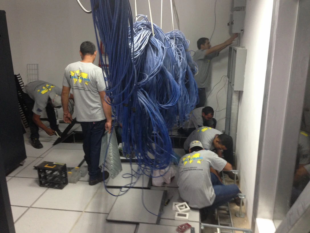 Personas haciendo Mantenimiento a Centros de Almacenamiento de Datos