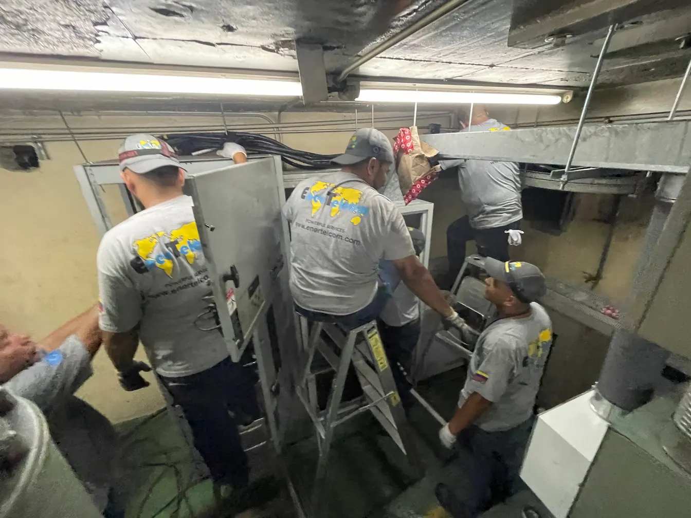 Personas haciendo mantenimiento a sistema eléctrico