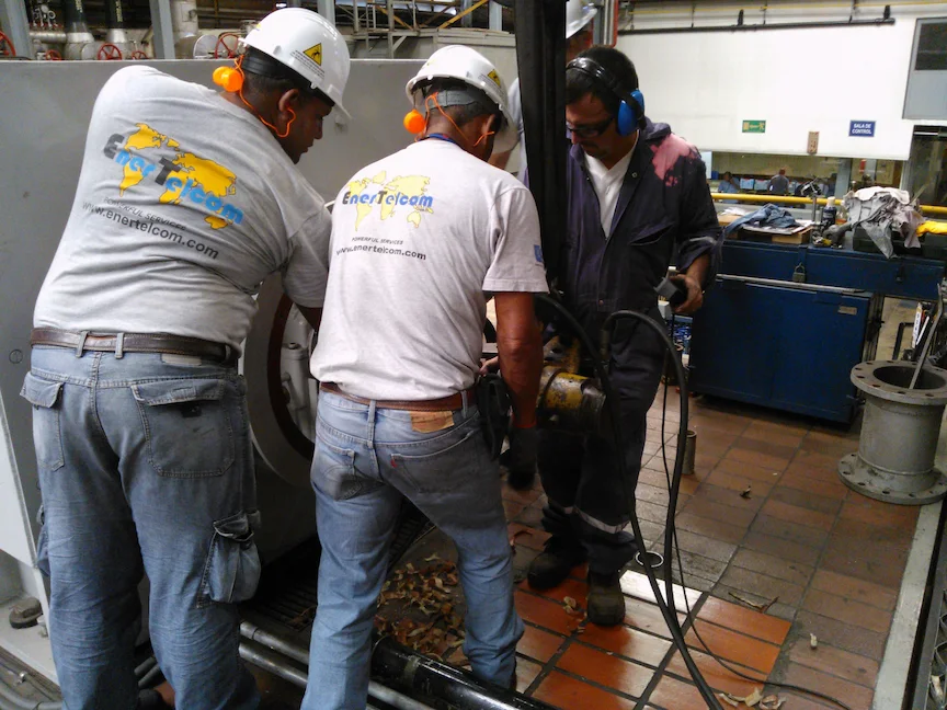 Personas haciendo mantenimiento a sistema eléctrico
