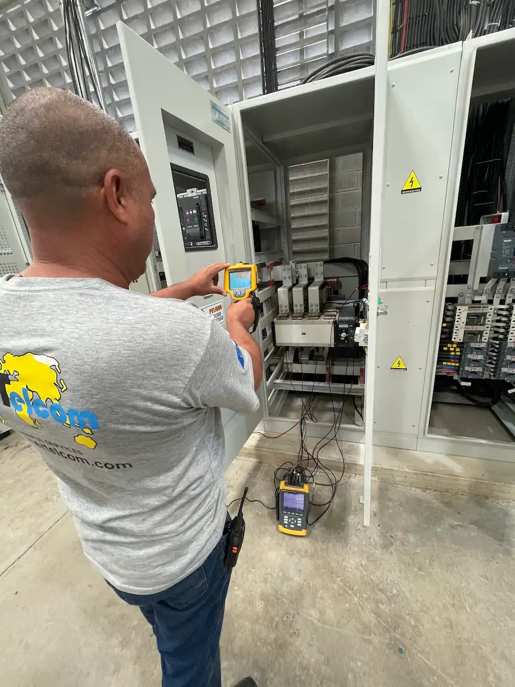 Personas haciendo mantenimiento a sistema eléctrico