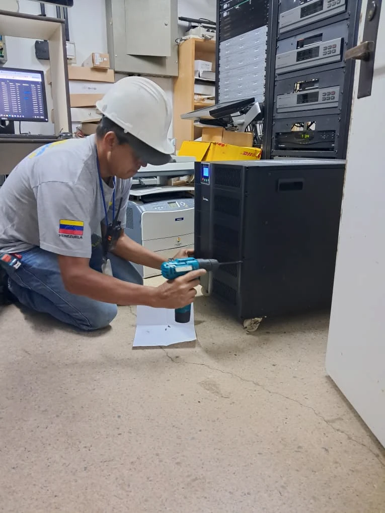 Persona haciendo Mantenimiento de Sistema de Respaldo Ininterrumpido