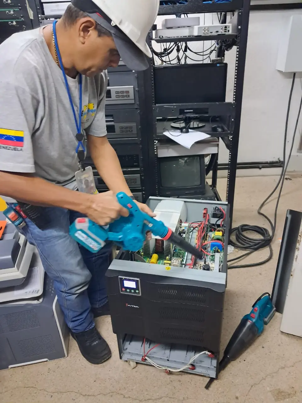 Persona haciendo Mantenimiento de Sistema de Respaldo Ininterrumpido