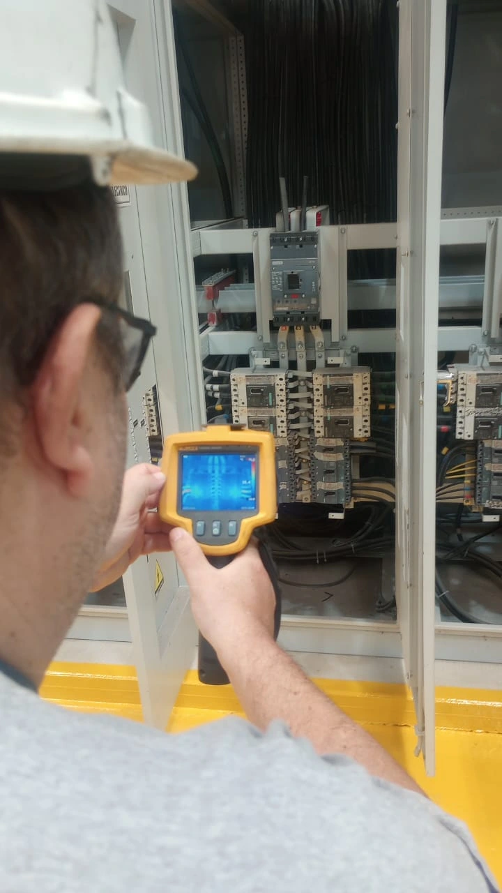 Persona haciendo Mantenimiento de Sistema de Respaldo Ininterrumpido